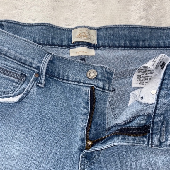 Gently Loved Classic Blue Women's Capri Jeans by Levi’s 515 - Picture 5 of 14